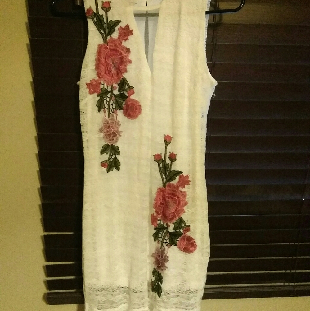 Bebe dress, white lace with flowers.